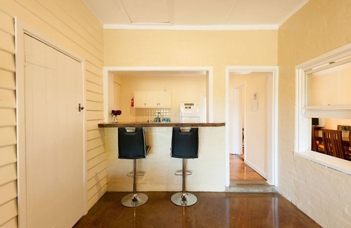 Nagambie House | Barong on the Water. Relax in the sweeping gardens on the edge of Lake.n