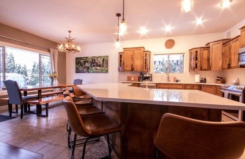 Revelstoke House | Barrel Sauna, HotTub, 2 Zero Gravity Massage Chairs, Powder Gong, Arcade & more