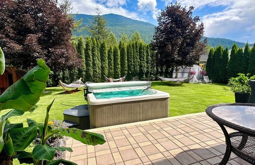 Revelstoke House | Barrel Sauna, HotTub, 2 Zero Gravity Massage Chairs, Powder Gong, Arcade & more