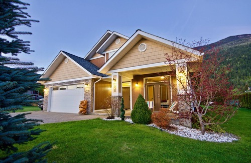 Revelstoke House | Barrel Sauna, HotTub, 2 Zero Gravity Massage Chairs, Powder Gong, Arcade & more