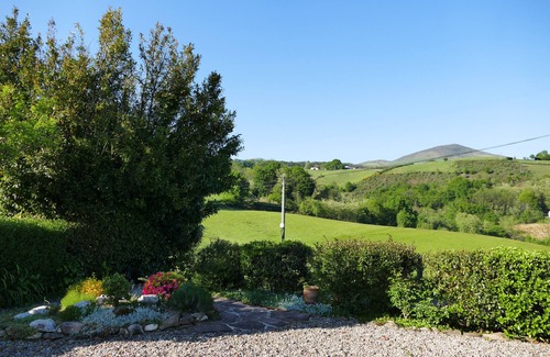 Louhossoa Apartment | BaskoParadis I Eco-Gite I Basque Farmhouse I Bed180 I Terrace I View I Garden