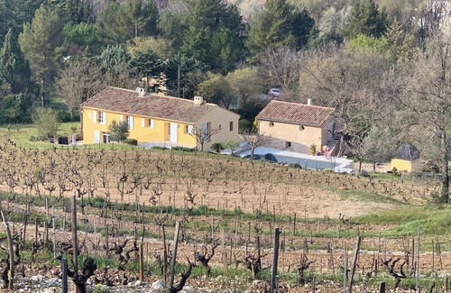 Meyreuil House | Bastidon in the middle of vineyards near Aix en Provence, silence, relaxation and swimming pool.