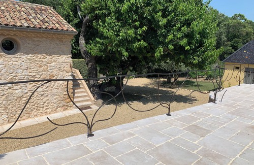 Meyreuil House | Bastidon in the middle of vineyards near Aix en Provence, silence, relaxation and swimming pool.