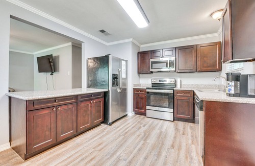 Broadmoor House | Baton Rouge Home w/Yard ~ 14 Mi to Downtown!