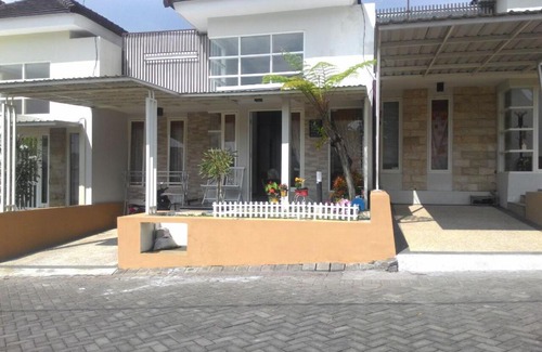 Sidomulyo House | Batu Homestay Syariah