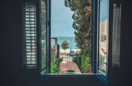 Arenys de Mar House | Baulenas House. A beautiful modernist beachfront house