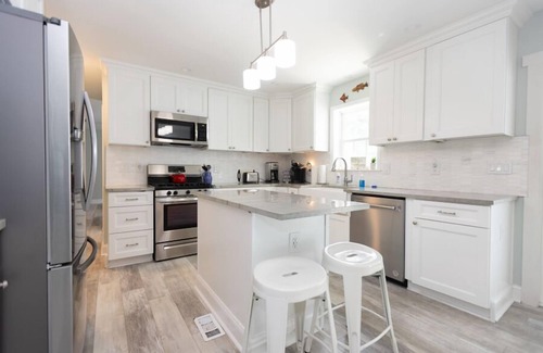 Town Bank House | Bay Block with in-ground heated Salt Water Pool opening 5/1/24!