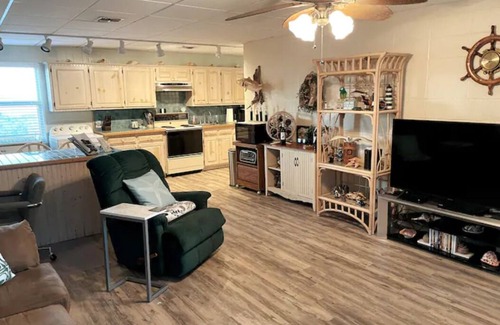 South Padre Island Condo | Bay Breeze Bungalow 1BR/1BA Fully Furnished Condo NO PETS