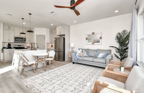 San Leon House | Bay Breeze Bungalow - Game Room & Pet Friendly; 2 Blocks from Pier 6