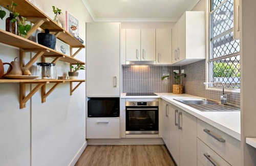 Deception Bay House | Bay Breeze - Sleeps 4 - Walk to Bay