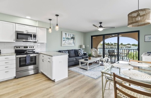 Englewood Condo | Bay Breeze - Waterfront - Walk to beach and restaurants - Dock your boat