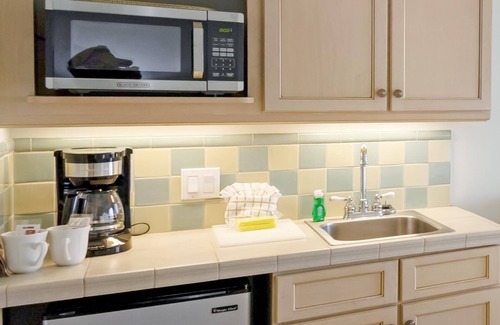 Villa Lago Condo | Bay-Facing Studio Gem with Private Balcony and King Bed - Accommodates up to 4 Guests for a Spectacular Stay at Sandestin Golf and Beach Resort!