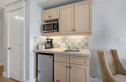 Villa Lago Condo | Bay-Facing Studio Gem with Private Balcony and King Bed - Accommodates up to 4 Guests for a Spectacular Stay at Sandestin Golf and Beach Resort!