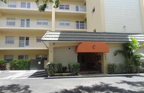 Siesta Key Condo | Bay to Beach Condo with a Cabana Full of Beach gear.