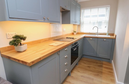 Llanrug Cottage | BAY TREE COTTAGE, pet friendly, with open fire in Llanrug