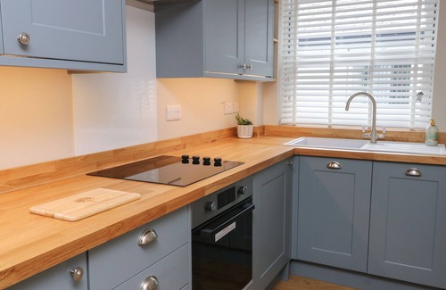 Llanrug Cottage | BAY TREE COTTAGE, pet friendly, with open fire in Llanrug