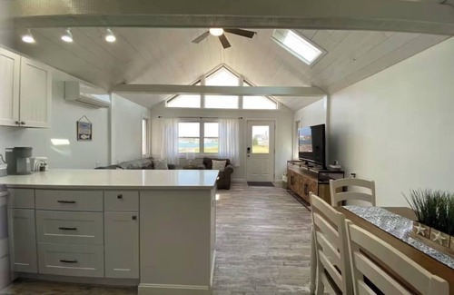 Hull Cottage | Bay view beach cottage with loft in tranquil Hull