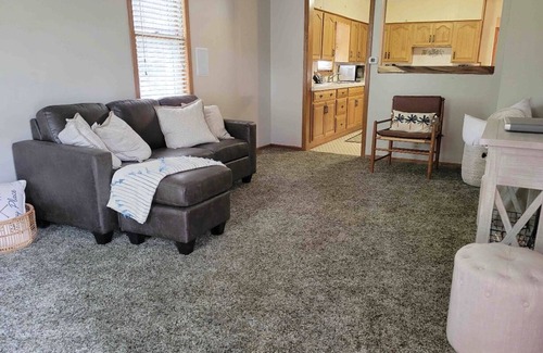 La Crosse House | Bayfront Cottage is a 3 bedroom house on Richmond Bay.