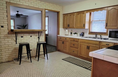 La Crosse House | Bayfront Cottage is a 3 bedroom house on Richmond Bay.