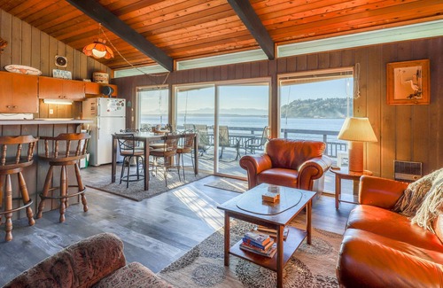 Clinton House | Bayfront home with views, WiFi, cable, patio and wood-burning fireplace