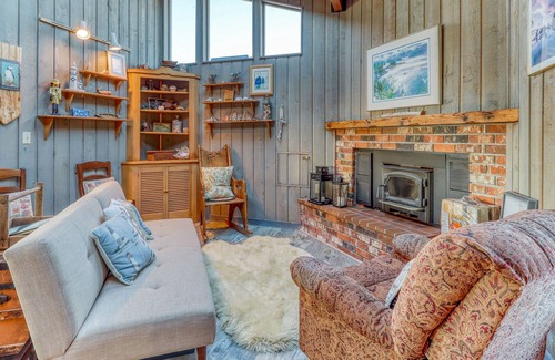 Clinton House | Bayfront home with views, WiFi, cable, patio and wood-burning fireplace