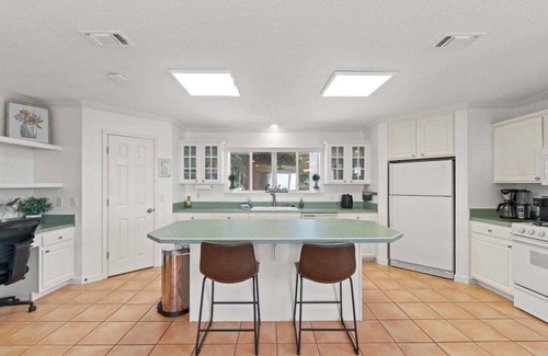 Panama City House | Bayfront townhome with private dock, fishing poles & 2 kayaks provided in Historic St. Andrew's!