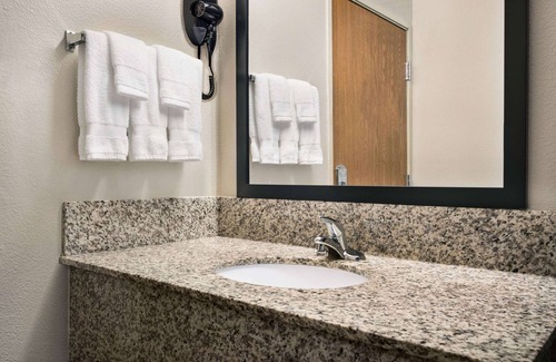 Hearne Hotel | Baymont by Wyndham Hearne