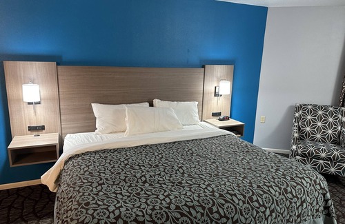 Manistee Hotel | Baymont by Wyndham Manistee