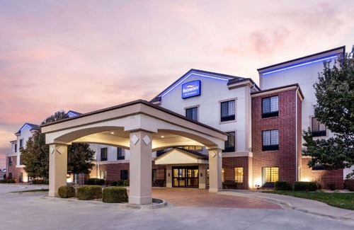 Pratt Hotel | Baymont by Wyndham Pratt