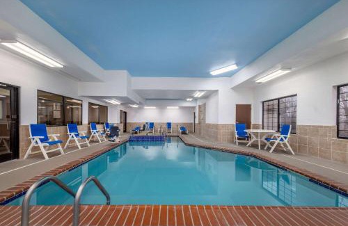 Pratt Hotel | Baymont by Wyndham Pratt