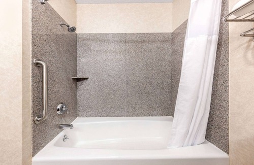 Pratt Hotel | Baymont by Wyndham Pratt