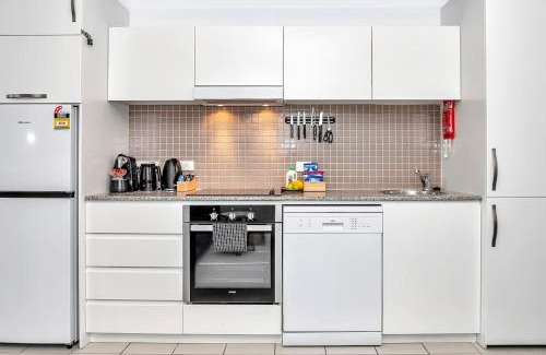 Glenelg Apartment | 'Bayside Pines' Resort-style Haven on Glenelg Beach