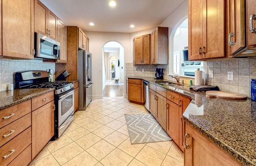 The Commons House | Bayside Resort getaway with screened deck plus paid-access pools & hot tub