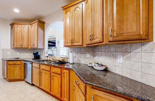 The Commons House | Bayside Resort home with Ping-Pong, sunroom, pool, gym, & hot tub access