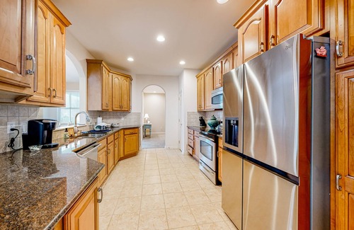 The Commons House | Bayside Resort home with Ping-Pong, sunroom, pool, gym, & hot tub access