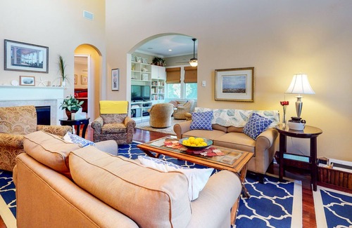 The Commons House | Bayside Resort house w/ shared sauna, golf on-site, tennis court, and free WiFi