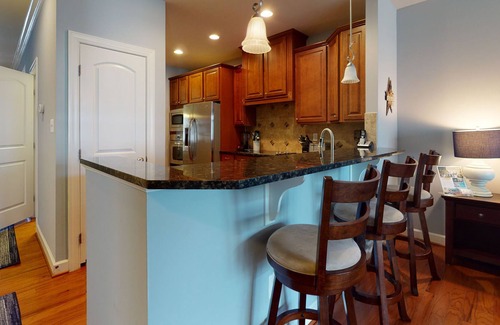 The Commons House | Bayside Resort townhouse w/ games, basketball court, shared sauna, gas grill