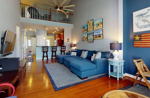 The Commons House | Bayside Resort townhouse w/ games, basketball court, shared sauna, gas grill