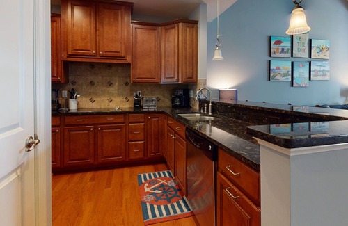 The Commons House | Bayside Resort townhouse w/ games, basketball court, shared sauna, gas grill