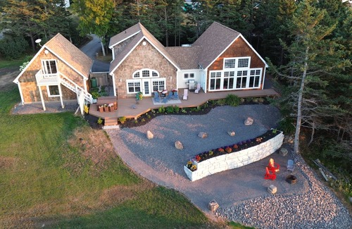 Black Rock House | Bayside RetreatnK BR ensuite bath, Q BR, Workspace, Yoga, 2nd bath, Hot tub, 4-6