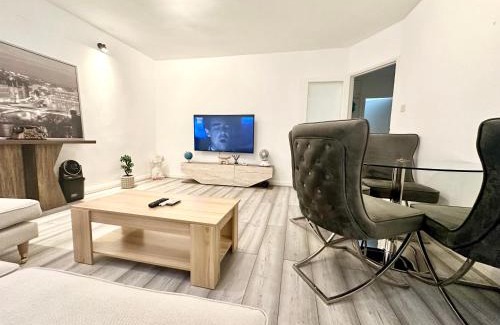 Bayswater Apartment | Bayswater Luxe Hyde Park 2BR Retreat