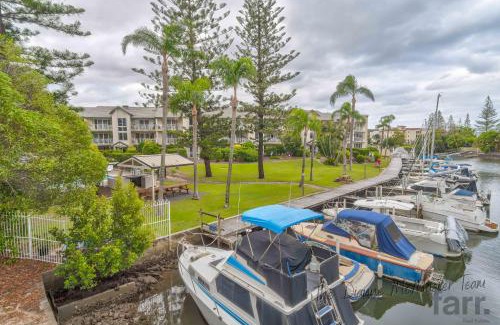 Runaway Bay Apartment | Bayview Bay Apartment and Marina