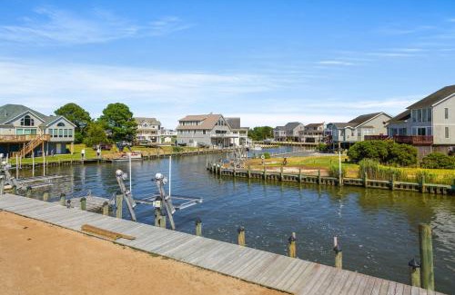 Captain's Cove House | Bayview - Game Room, Waterfront, Pools!