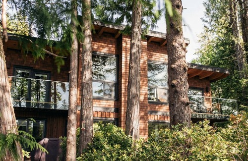 Tofino House | BayView House, Tofino B.C.