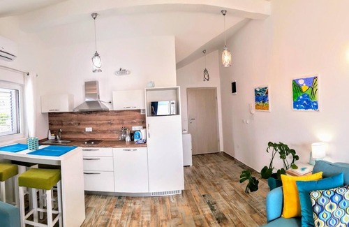 Tomicici Apartment | ❤️Bayview Studio| Parking| Best Sea View| Fast WIFI, Walk to Beach, Town & Store