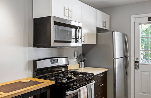 Buckhead Apartment | (BC2bE) Enjoy a Pet-Friendly and Clean Condo Near the Beltline