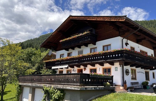 Schonbach Villa | Beautiful villa for 11 guests with WIFI, TV, terrace and panoramic view