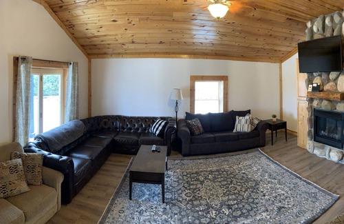 Traverse City House | Beach Access!! Close to Traverse city and Sutton’s bay.