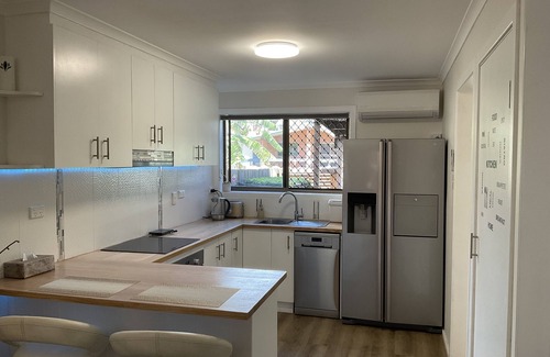 Tannum Sands House | BEACH AVE - WALK TO BEACH, SHOPS & TAVERN