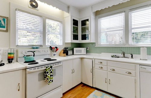 Anna Maria Cottage | Beach Basket Cottage: Cute Old Florida Style Beach Cottage just steps to the Beach!